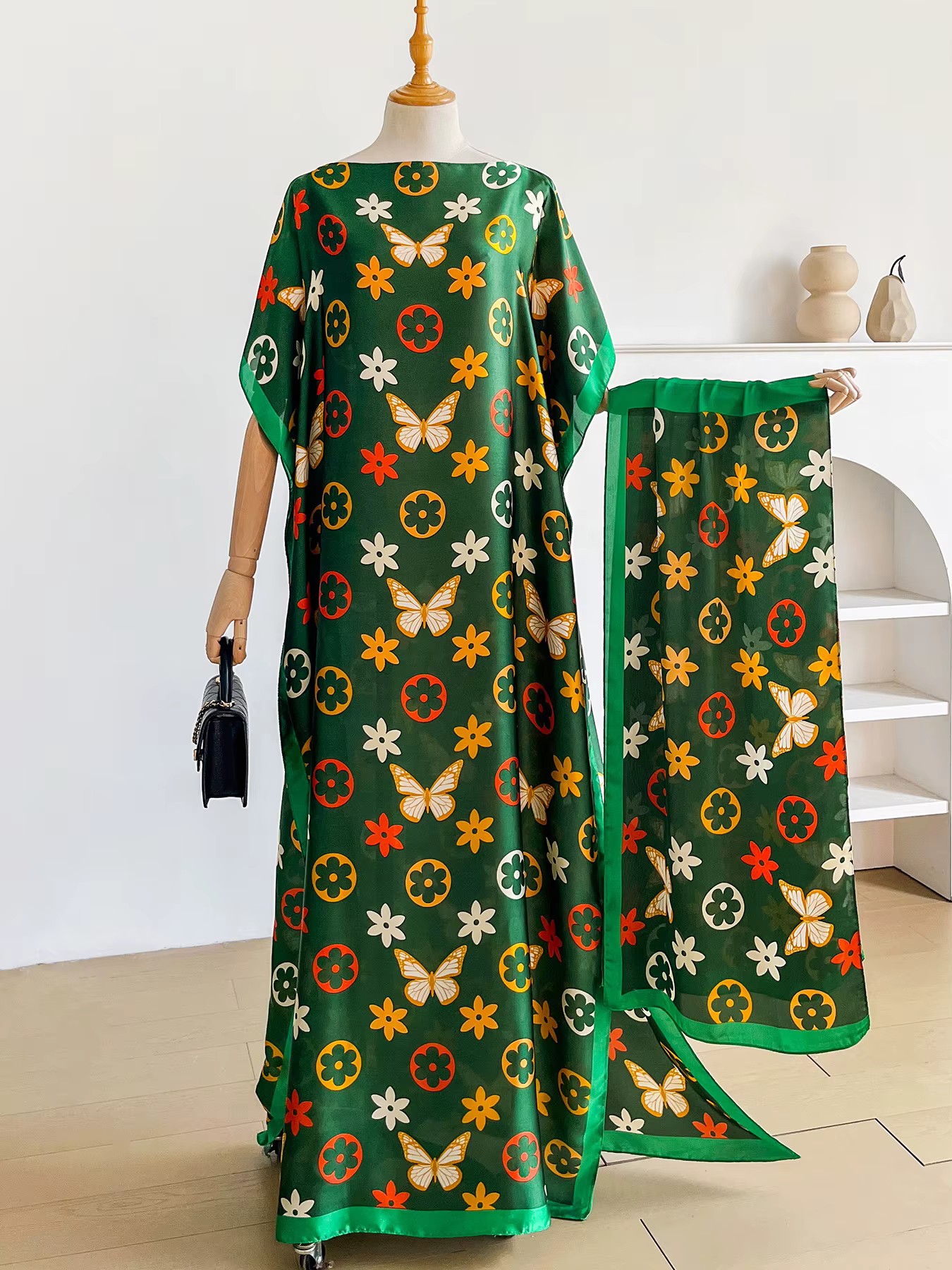Abaya et foulard en satin  imprimé floral papillon coloré 