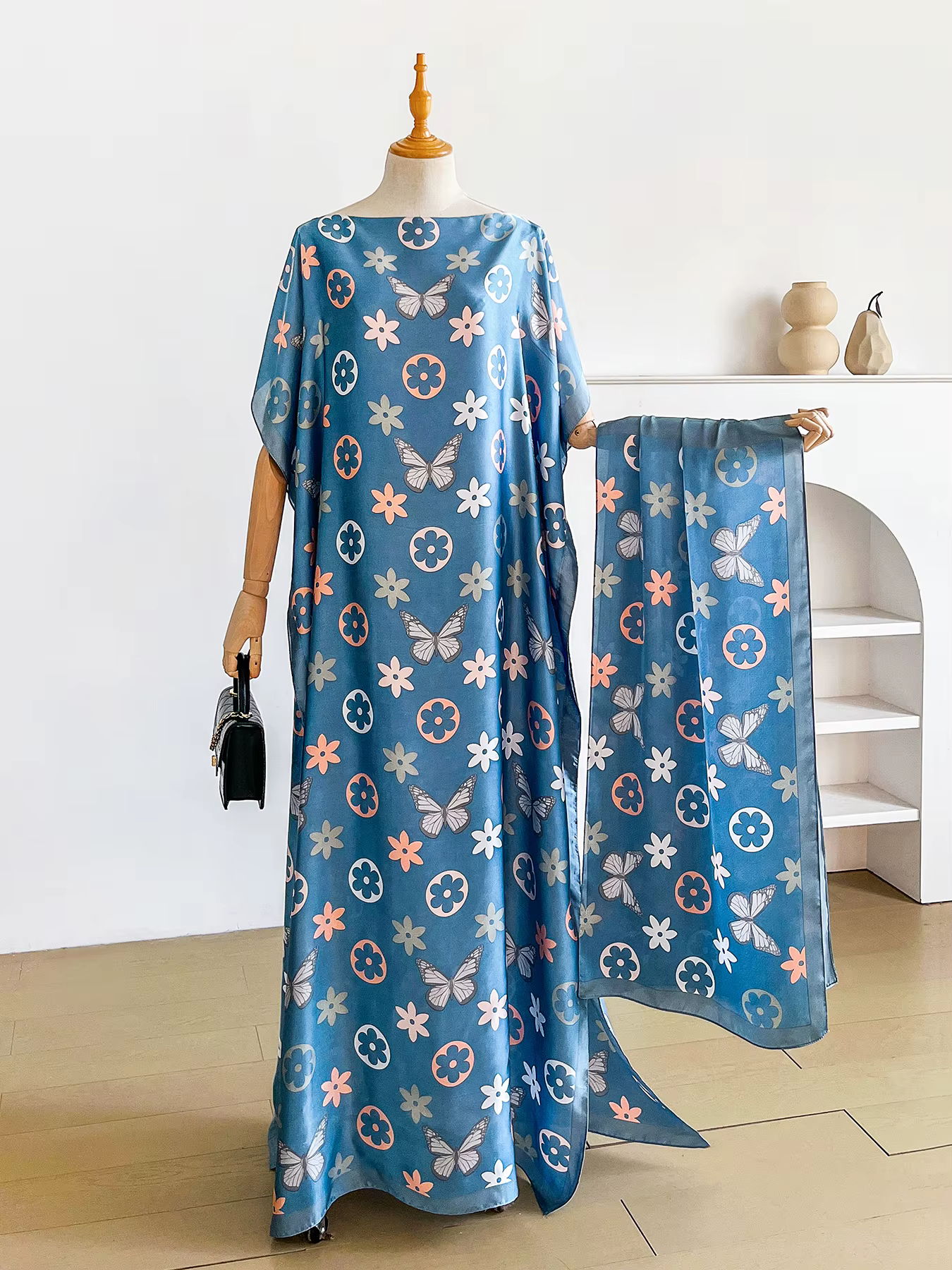 Abaya et foulard en satin  imprimé floral papillon coloré 